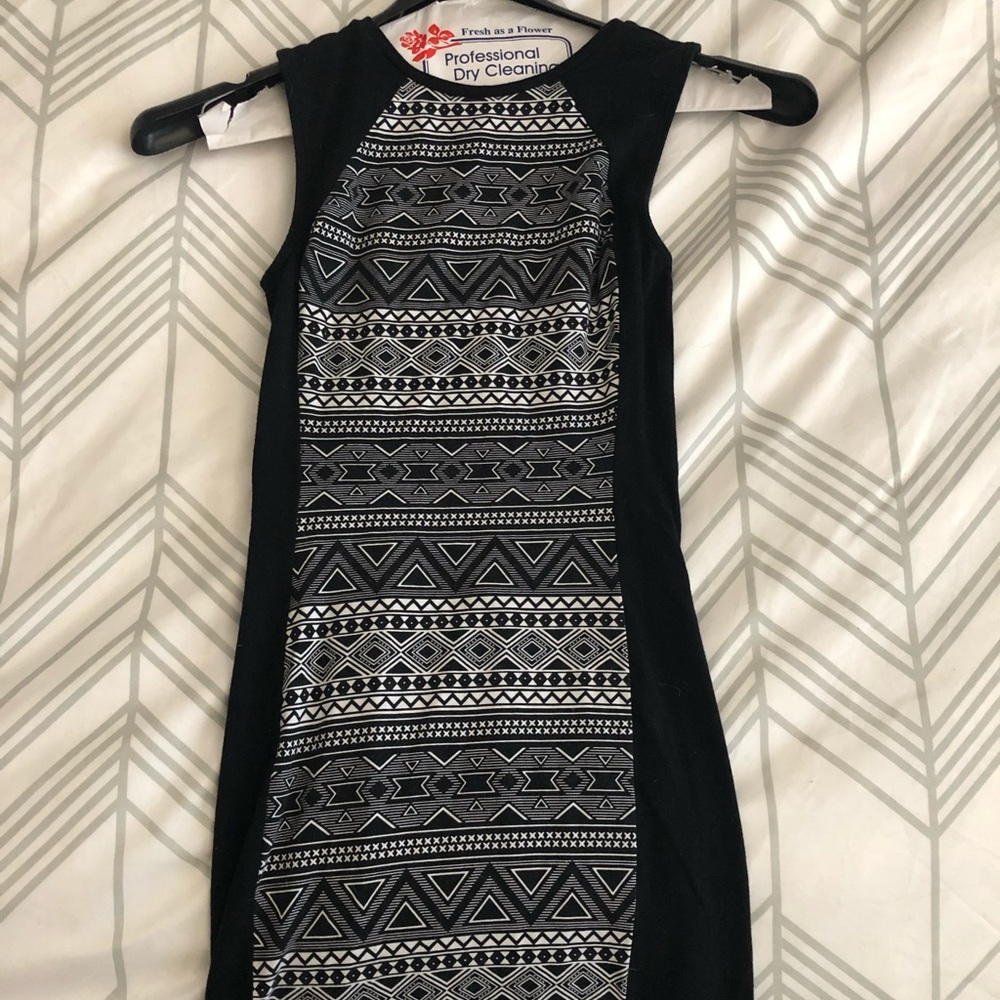 H&M black and white midi pattern sleeveless mini!